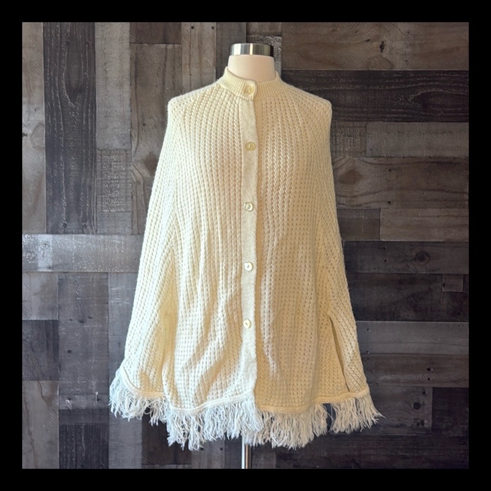 Gorgeous cream knit poncho OS  boho chic preppy outdoor neutral winter wear
